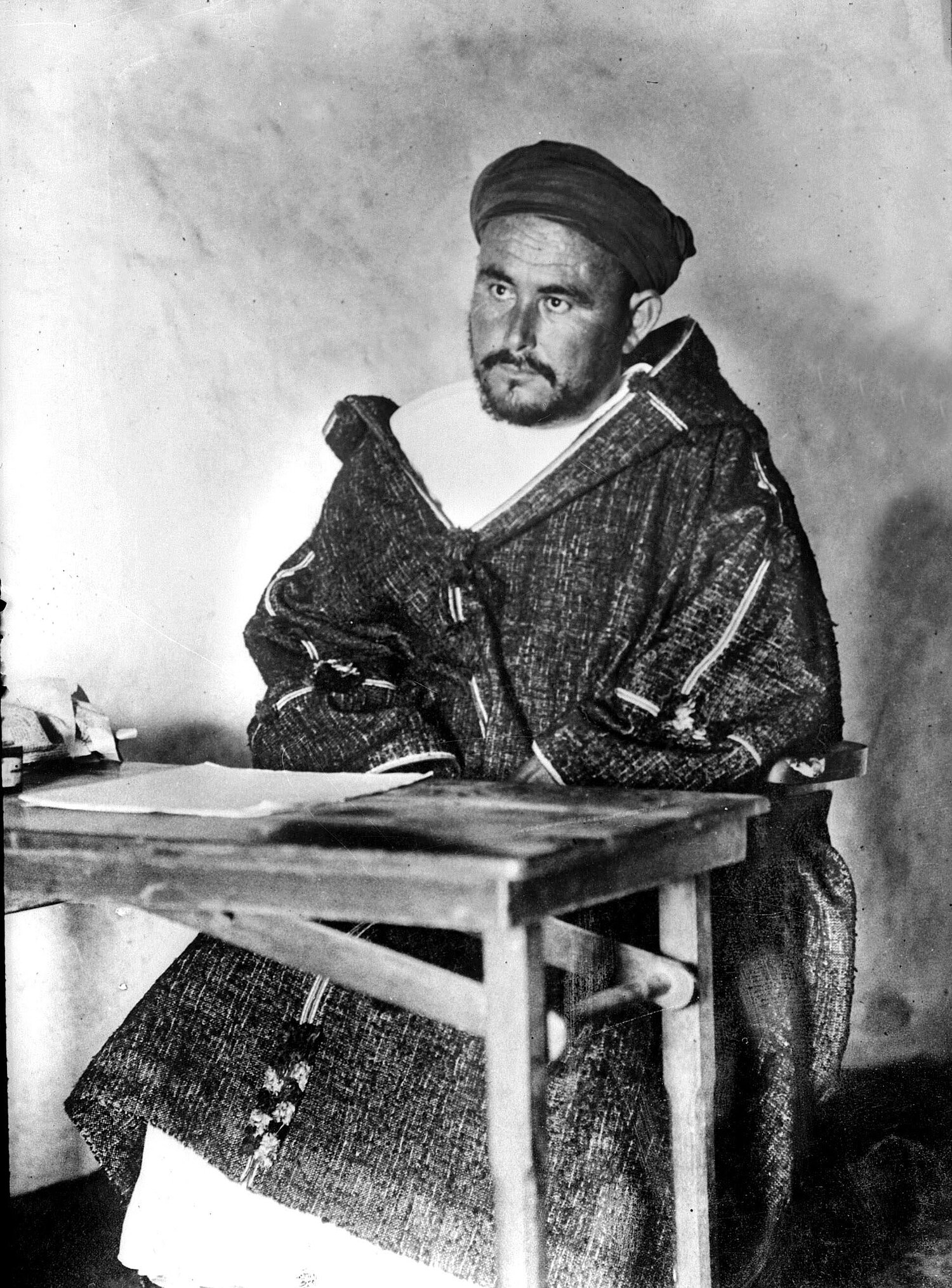 Studio portrait of Mohammed Abd el-Krim al-Khattabi in formal dress.